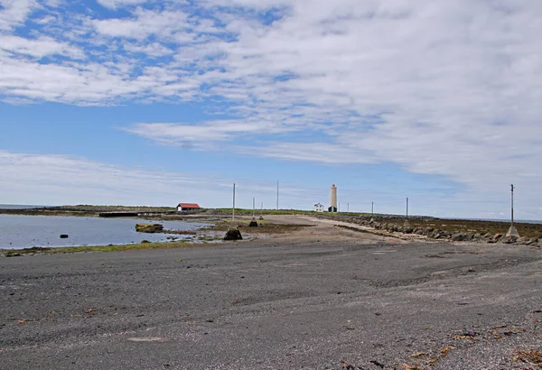 Faro en la entrada del puerto de Reikiavik — Foto de Stock