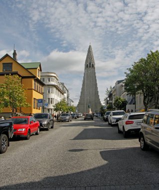 İnsanlar Reykjavik sokaklarında yürüyor