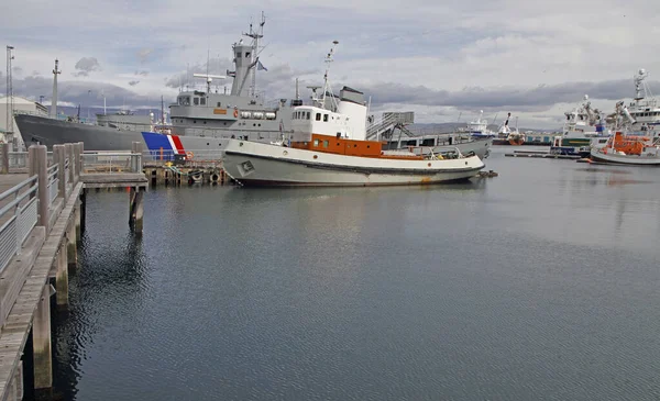 Navios e costa da baía em Reykjavik — Fotografia de Stock
