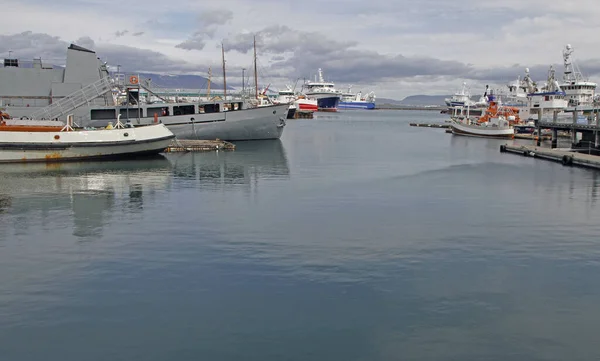 Skip og strand ved bukten i Reykjavik – stockfoto