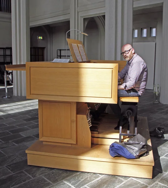 Organist is playing in Hallgrimskirkja, icelandic city Reykjavik — Stock Photo, Image