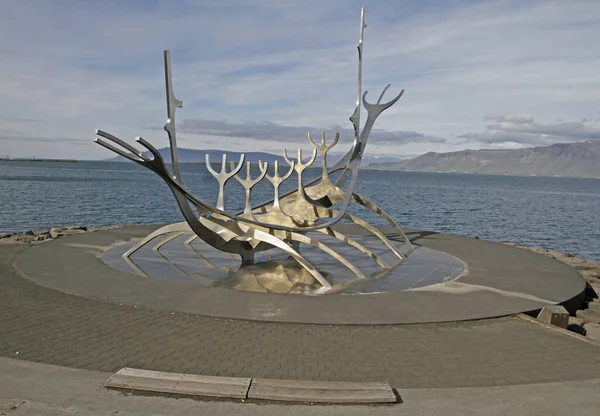 Escultura sol voyager en icelandic ciudad Reykjavik — Foto de Stock