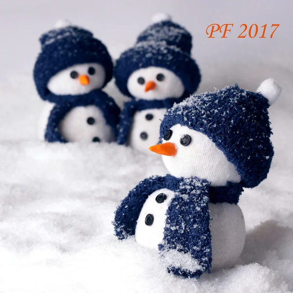 Feliz ano novo PF 2017 com três bonecos de neve - cor branca e azul Fotos De Bancos De Imagens
