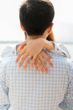 Alyans tarih seçici odak çift sarılmak