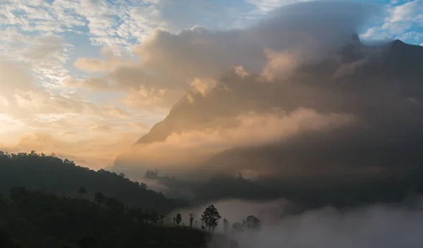 Bella vista sulle montagne al mattino — Foto Stock