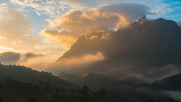 Schöner Blick auf die Berge am Morgen — Stockfoto