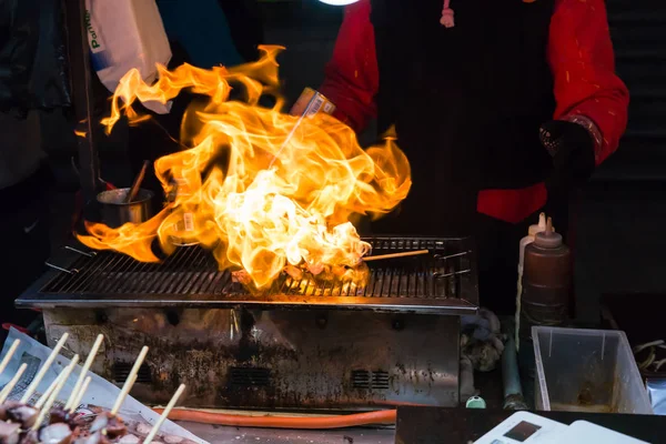 Comida callejera coreana, pincho de calamar está cocinando con llama — Foto de Stock