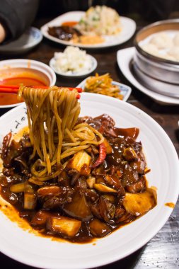Jajangmyeon, Koreli siyah noodle 