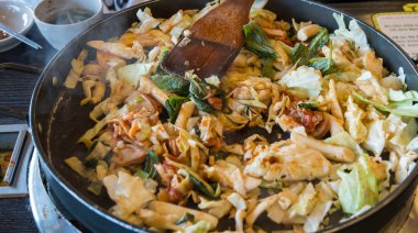 Korece baharatlı kızarmış sebze karıştırın