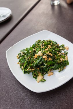 Kızarmış Gnetales gnemon ile yumurta bırakır