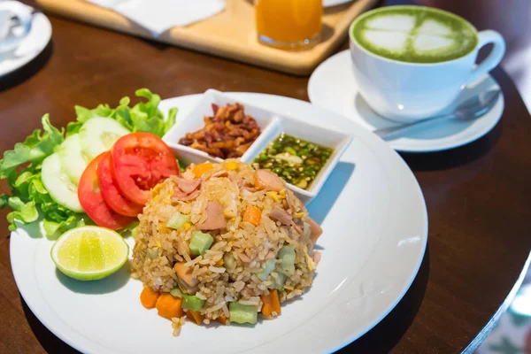 Nasi goreng Thailand dengan ham, daging renyah dan salad — Stok Foto