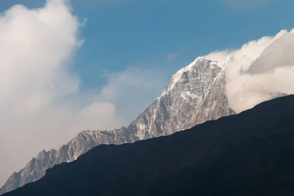 Schnee-Bergblick mit blauem Himmel — Stockfoto