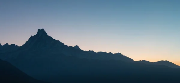 Die sonne geht auf auf dem machhapuchhre berg in nepal, — Stockfoto