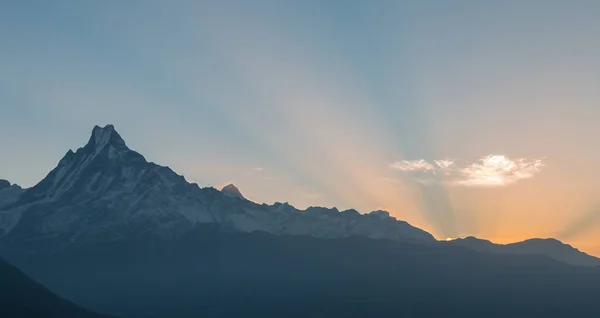 Slunce vychází na horu Machhapuchhre v Nepálu — Stock fotografie