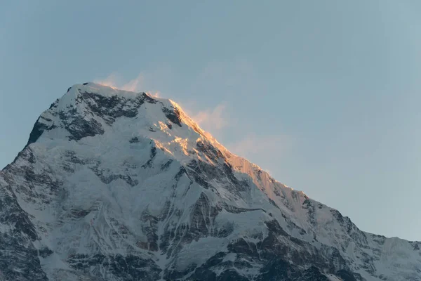 Schneeberg mit Sonnenlicht — Stockfoto