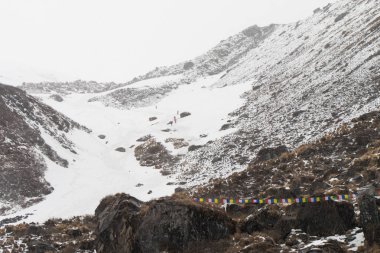 kar dağ tepe renkli bayrakla işaretle