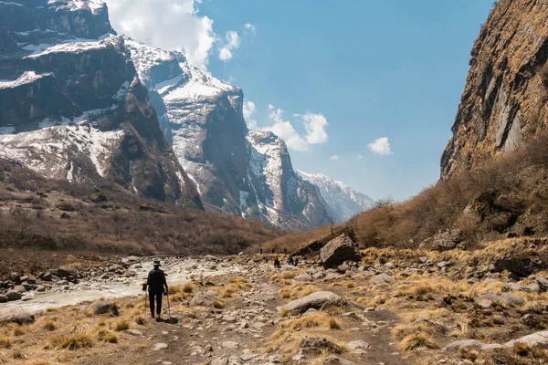 Eine Wanderin allein auf der Bergroute — Stockfoto