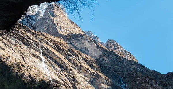 Schnee-Bergblick mit blauem Himmel — Stockfoto