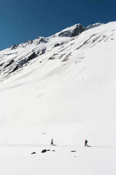 People are trekking on the snow mountain — Stock Photo, Image