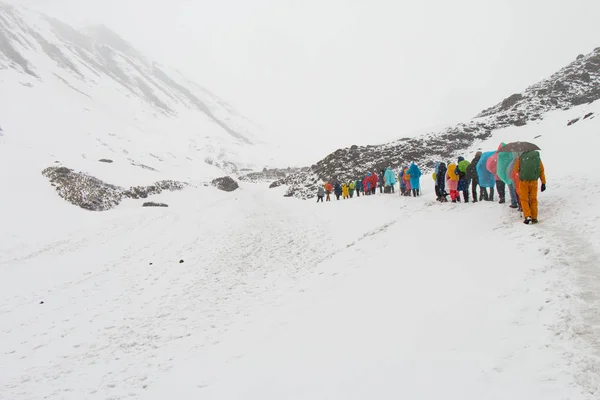 A group of people are walking — Stock Photo, Image