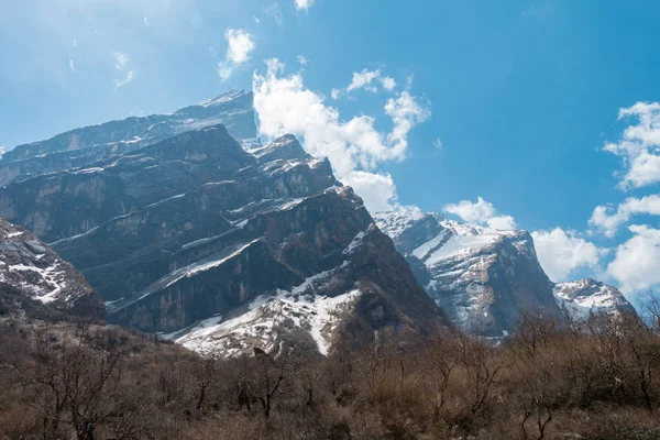 dağ manzarası ile mavi gökyüzü kar