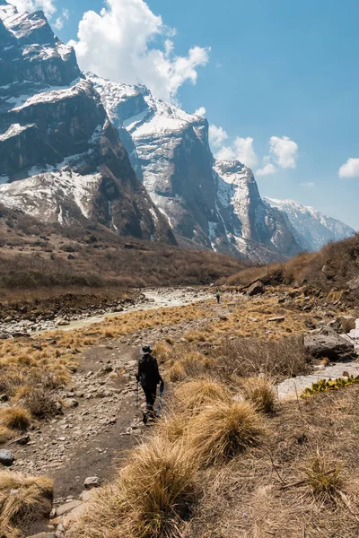 Eine Wanderin allein auf dem Berg — Stockfoto