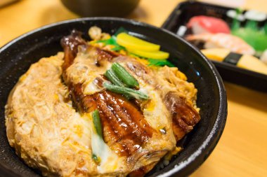Unagi donburi veya yılan balığı kase pirinç ve yumurta ile