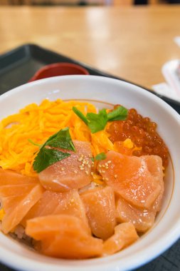 somon pirinç kase yumurta ve balık yumurtası ile