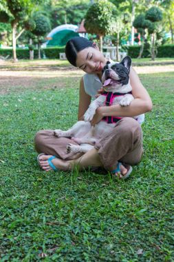 Fransız buldozer ile oynayan genç bir kadın