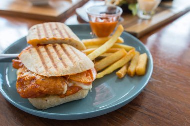 ızgara tavuklu sandviç patates kızartması ile