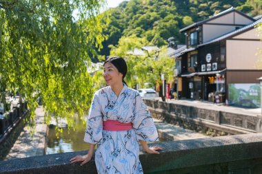 gülümseyen ve Yukata giymiş bir genç Asyalı