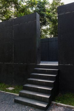 siyah merdiven ve duvarlar