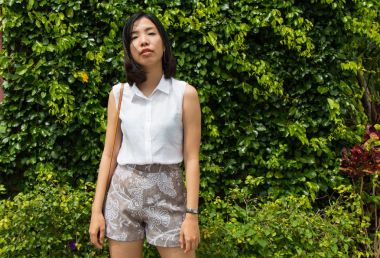 genç bir Asyalı duruyor