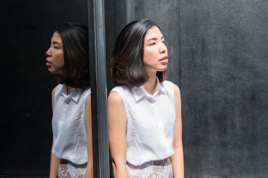 Asyalı genç kadın aynada yansıması