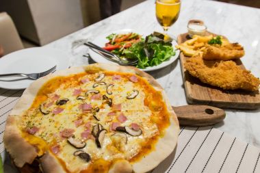 lezzetli balık ve cips, jambon pizza