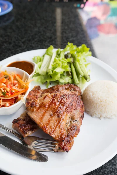 Pork steak met groene groente — Stockfoto