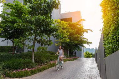 kadın güneş ışığı ile bisiklet sürme