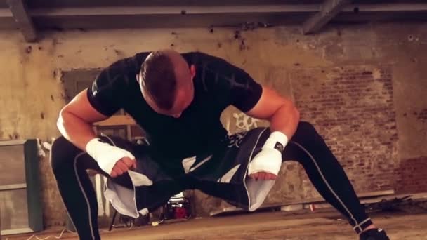 Man strekt zijn benen fitness sport crossfit — Stockvideo