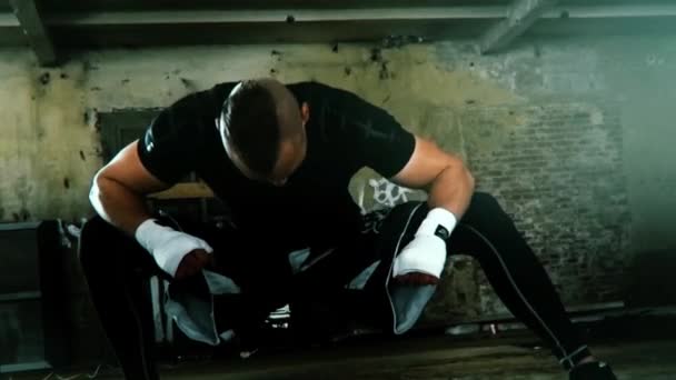 Człowiek rozciąga się jego nogi fitness sport Krzyś — Wideo stockowe