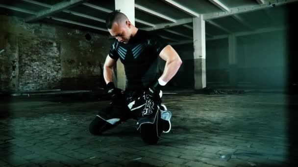 Närbild på unga idrottsutövare fokuserar mal boxning sport — Stockvideo