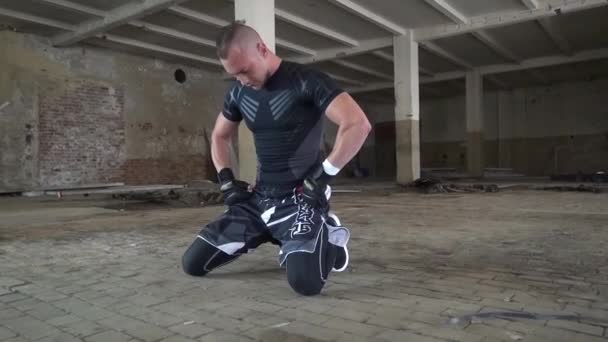 Κοντινό πλάνο νεαρό αθλητή εστιάζοντας mal πυγμαχία σπορ — Αρχείο Βίντεο