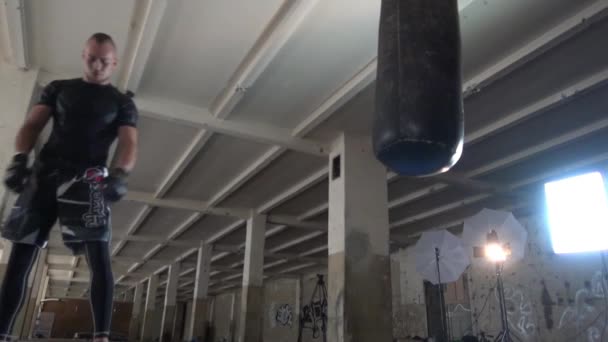 Мужчина боксер боксер боксерская груша с драматическим резким освещением в темной студии — стоковое видео