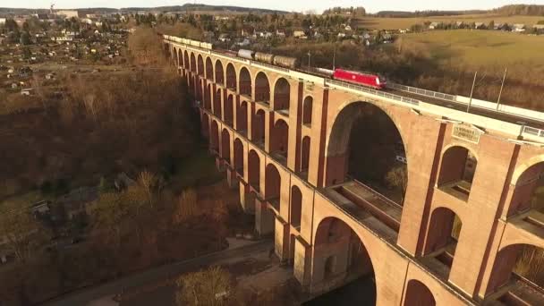 Путешествия по железнодорожному мосту — стоковое видео