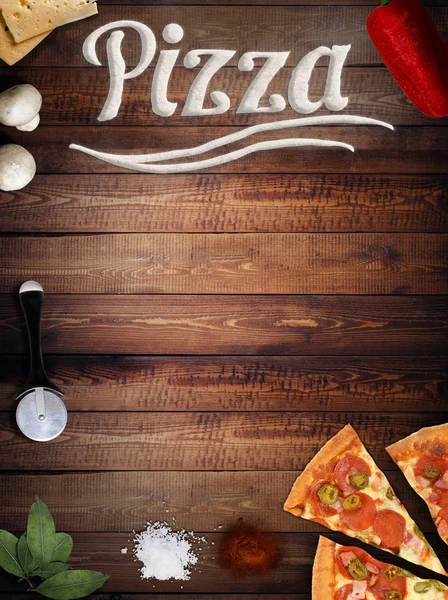 Pizza fresca con funghi salame pepe su becco scuro — Foto Stock