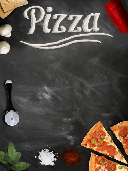 Pizza fresca con funghi salame pepe su becco scuro — Foto Stock