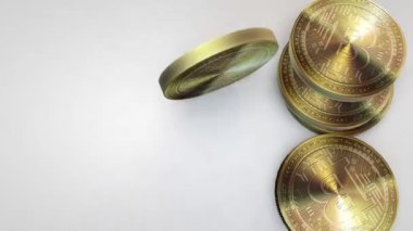 beyaz zemin üzerine düşen altın bitcoin paraları