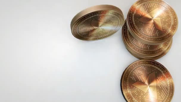 Gyllene glöd mynt faller på vit bakgrund — Stockvideo