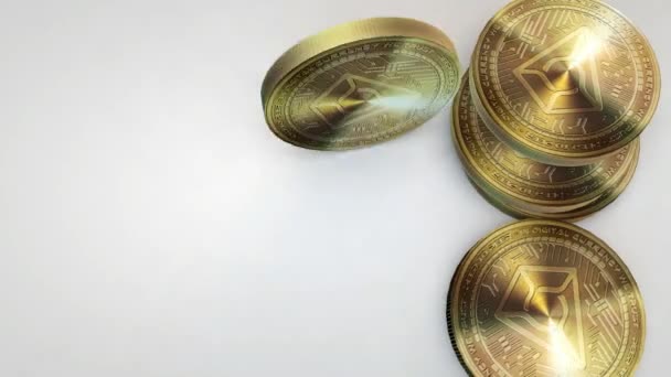 Goldene Argus-Münzen fallen auf weißem Hintergrund — Stockvideo