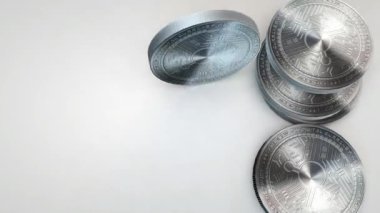 beyaz zemin üzerine düşen gümüş bitconnect paraları
