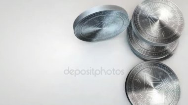 beyaz zemin üzerine düşen ethereum klasik sikke gümüş